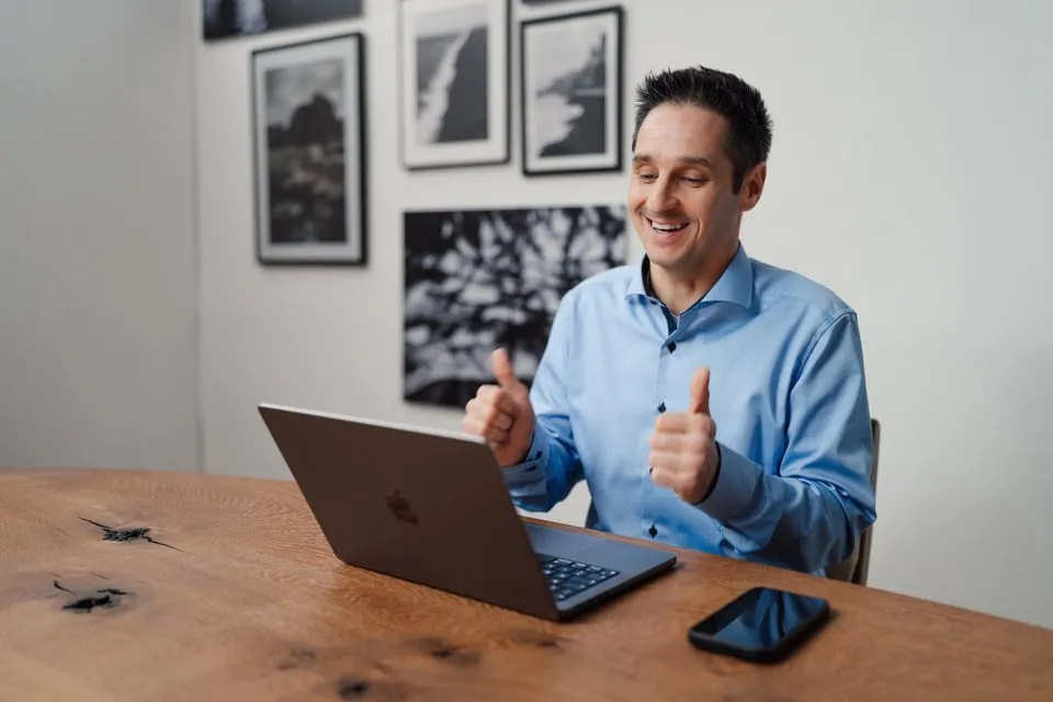 Alex Pippir am Laptop