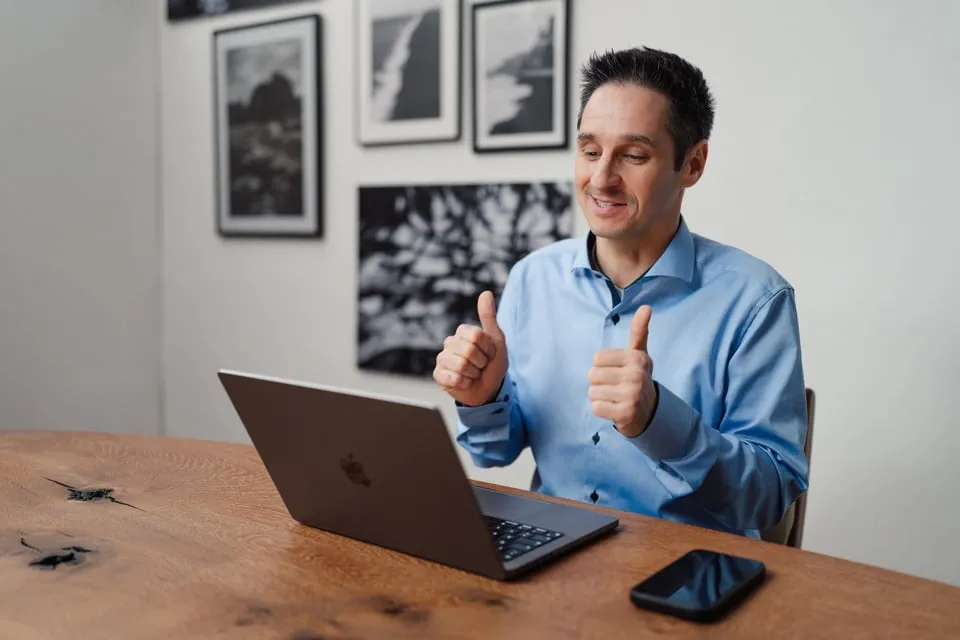 Alex Pippir am Laptop