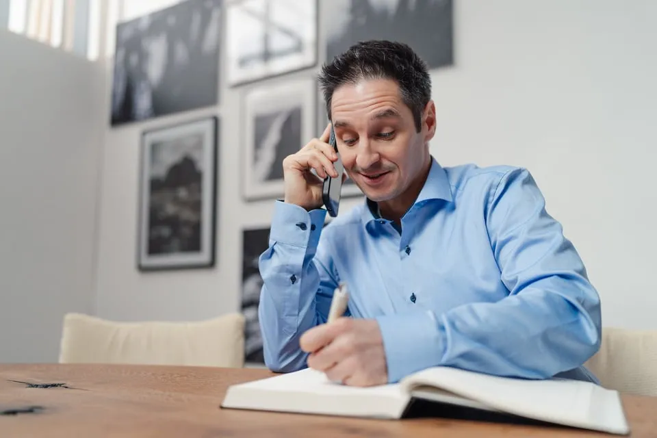 Alex Pippir macht sich in Ruhe Notizen