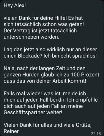 WhatsApp-Nachricht von Reiner an Alex: Es hat sich schon etwas getan, der Vertrag ist tatsächlich unterschrieben worden. Er empfiehlt Alex an seine Geschäftspartner weiter.